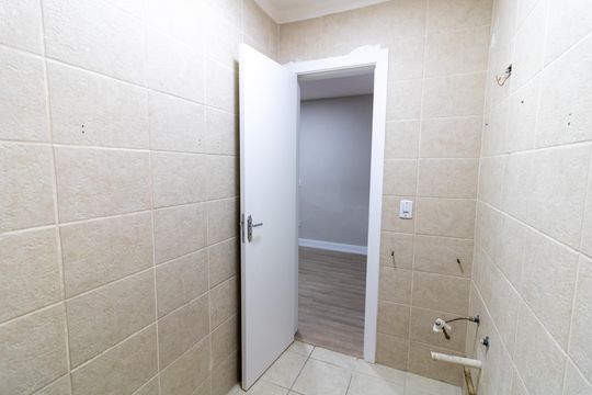 Banheiro da Suíte de casa à venda com 3 quartos, 120m² em Parque Urbano, Porto Alegre