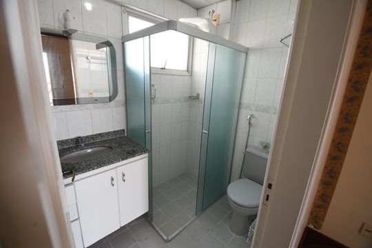 Banheiro Suíte de apartamento à venda com 2 quartos, 86m² em Vila Rossi, Campinas