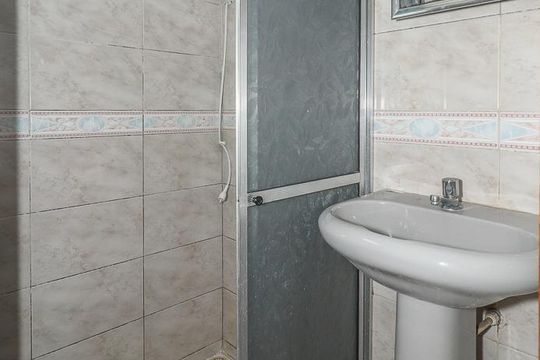 Banheiro de casa à venda com 4 quartos, 150m² em Jardim do Salso, Porto Alegre