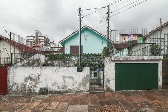 Fachada de casa à venda com 4 quartos, 150m² em Jardim do Salso, Porto Alegre
