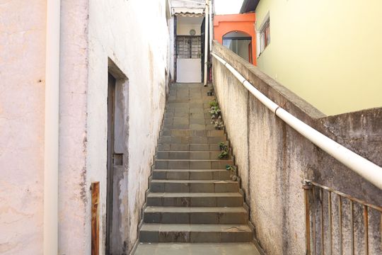 Quintal - Escadas de casa à venda com 4 quartos, 150m² em Vila Carmosina, São Paulo