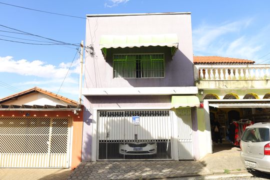 Fachada do imóvel - Placa instalada no portão - Código da placa: ZNHJ-1312 de casa à venda com 4 quartos, 150m² em Vila Carmosina, São Paulo