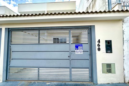 Placa instalada na fachada do imóvel de casa à venda com 3 quartos, 120m² em Vila Barros, Guarulhos