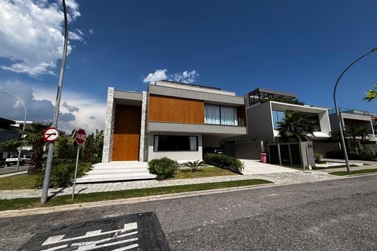 Fachada de casa de condomínio à venda com 5 quartos, 1500m² em Barra da Tijuca, Rio de Janeiro