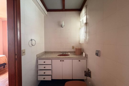 Banheiro da suíte de apartamento à venda com 4 quartos, 146m² em Vila Bastos, Santo André