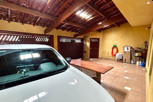 Garagem de casa à venda com 3 quartos, 180m² em Jardim Santa Beatriz, Guarulhos