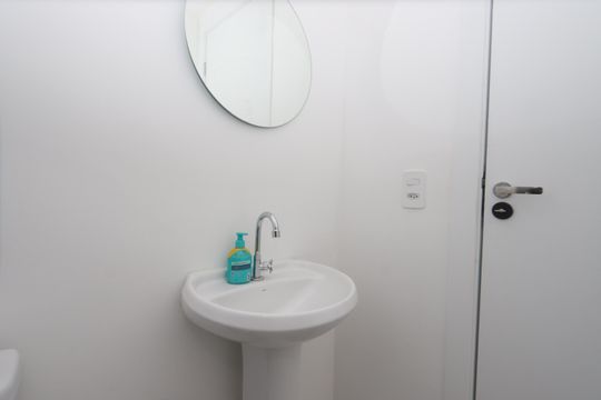 Banheiro social de apartamento à venda com 2 quartos, 39m² em Vila Ema, São Paulo