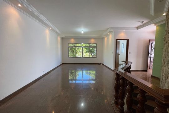 Casa para alugar com 6 quartos, 250m² em Jardim Bonfiglioli, São Paulo
