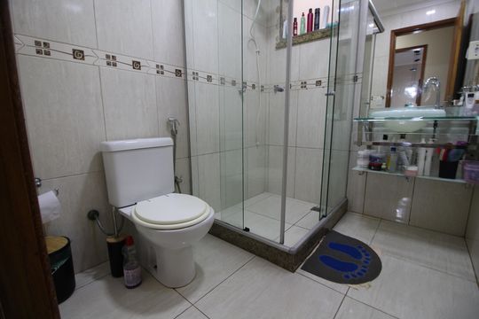 Banheiro de casa de condomínio à venda com 3 quartos, 150m² em Anil, Rio de Janeiro
