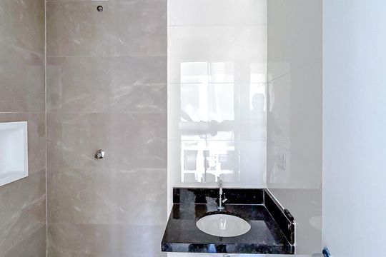 Banheiro de apartamento à venda com 2 quartos, 40m² em Vila Carrão, São Paulo