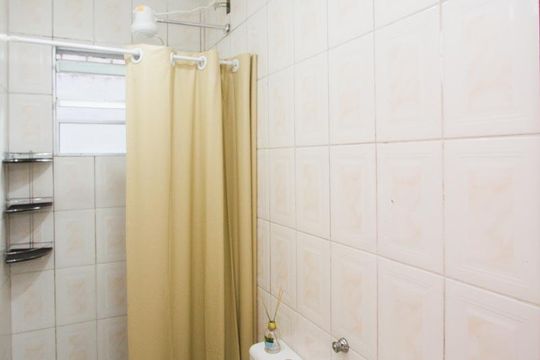 Banheiro social de apartamento à venda com 2 quartos, 50m² em Jardim Casablanca, São Paulo