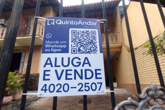 Placa  de casa de condomínio à venda com 4 quartos, 392m² em Jacarepaguá, Rio de Janeiro