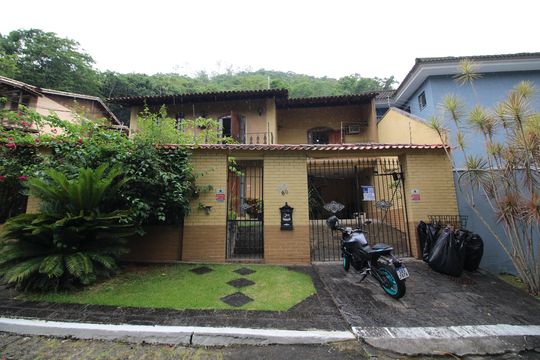 Fachada + Placa de casa de condomínio à venda com 4 quartos, 392m² em Jacarepaguá, Rio de Janeiro