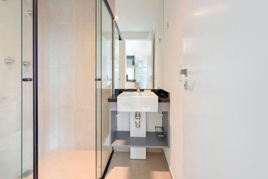 Banheiro de kitnet/studio para alugar com 1 quarto, 28m² em Paraíso, São Paulo