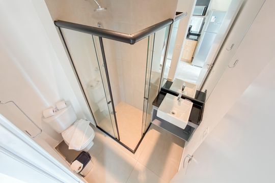 Banheiro de kitnet/studio para alugar com 1 quarto, 28m² em Paraíso, São Paulo