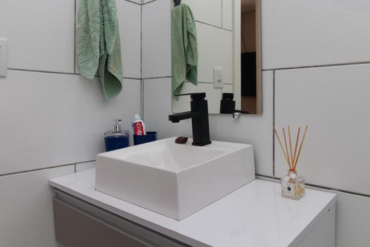 Banheiro de casa de condomínio à venda com 1 quarto, 49m² em Santa Tereza, Porto Alegre