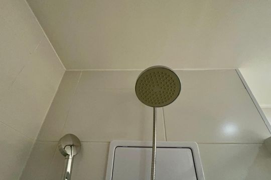 Banheiro de kitnet/studio para alugar com 1 quarto, 31m² em Pinheiros, São Paulo