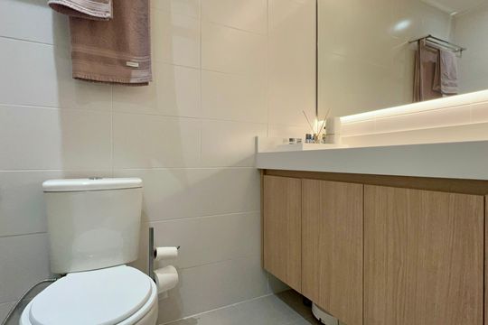 Banheiro de kitnet/studio para alugar com 1 quarto, 31m² em Pinheiros, São Paulo