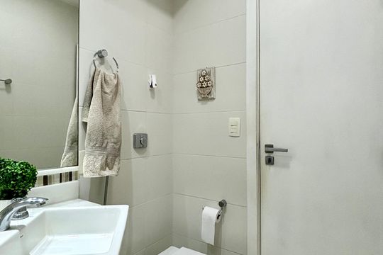 Banheiro social de apartamento à venda com 3 quartos, 96m² em Copacabana, Rio de Janeiro