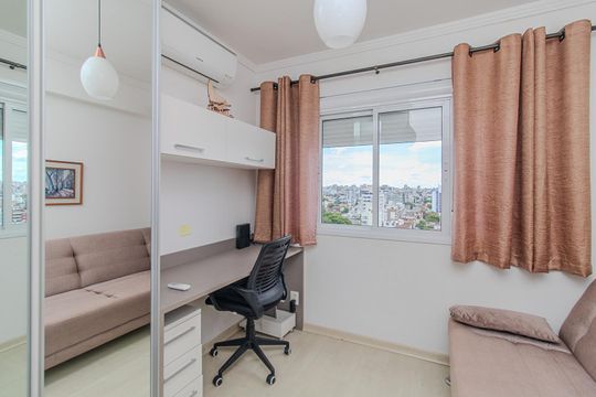 Quarto 1 de apartamento à venda com 2 quartos, 58m² em Santo Antônio, Porto Alegre