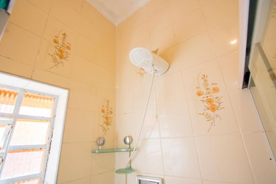 Banheiro social de casa para alugar com 3 quartos, 250m² em Vila Pires, Santo André