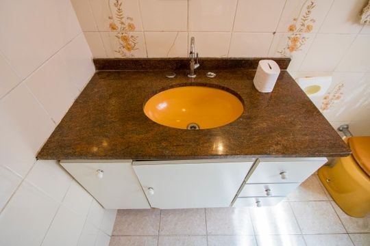 Banheiro social de casa para alugar com 3 quartos, 250m² em Vila Pires, Santo André