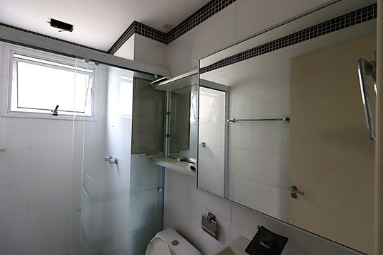 Banheiro de apartamento à venda com 2 quartos, 76m² em Humaitá, Porto Alegre
