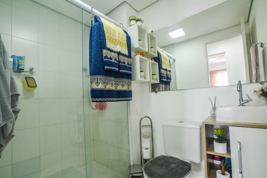 Banheiro de apartamento à venda com 2 quartos, 52m² em Vila Curuçá, Santo André