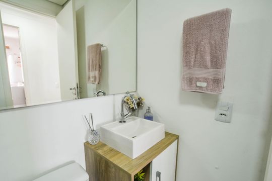 Banheiro de apartamento à venda com 2 quartos, 52m² em Vila Curuçá, Santo André