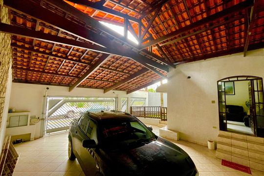 Garagem de casa à venda com 4 quartos, 415m² em Vila Galvão, Guarulhos