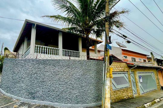 Fachada da esquina  de casa à venda com 4 quartos, 415m² em Vila Galvão, Guarulhos