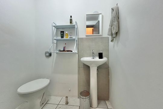 Banheiro de apartamento à venda com 1 quarto, 45m² em Centro, São Leopoldo
