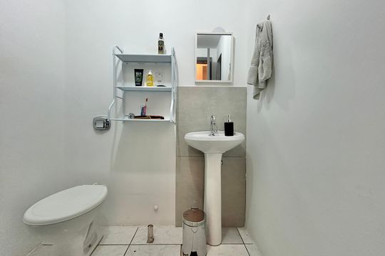 Banheiro de apartamento à venda com 1 quarto, 45m² em Centro, São Leopoldo