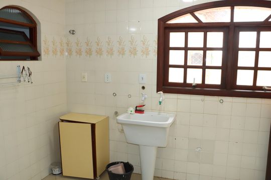 Área de Serviço de casa de condomínio para alugar com 3 quartos, 2600m² em Parque São Paulo, Cotia