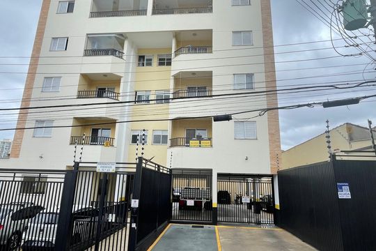 Placa instalada na fachada do imóvel  de apartamento para alugar com 2 quartos, 40m² em Jardim do Papai, Guarulhos