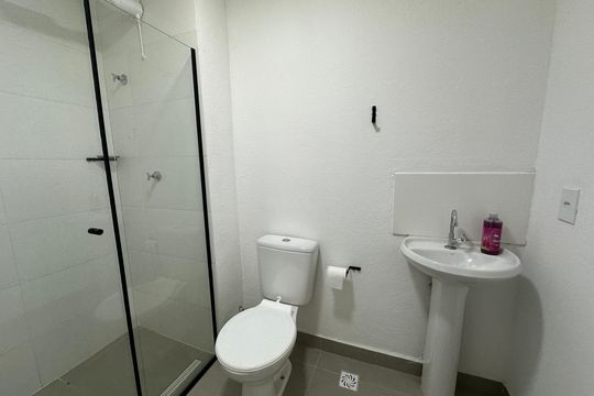 Banheiro de apartamento para alugar com 2 quartos, 55m² em Votupoca, Barueri
