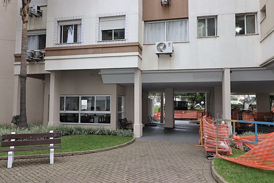 Área comum - Entrada do prédio de apartamento para alugar com 2 quartos, 68m² em Vila Ipiranga, Porto Alegre