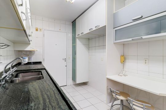 Cozinha de apartamento para alugar com 3 quartos, 135m² em Cidade Monções, São Paulo