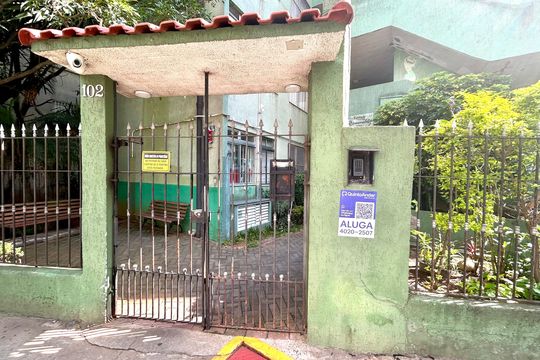 Placa instalada na fachada do imóvel  de apartamento à venda com 2 quartos, 45m² em Vila Barros, Guarulhos