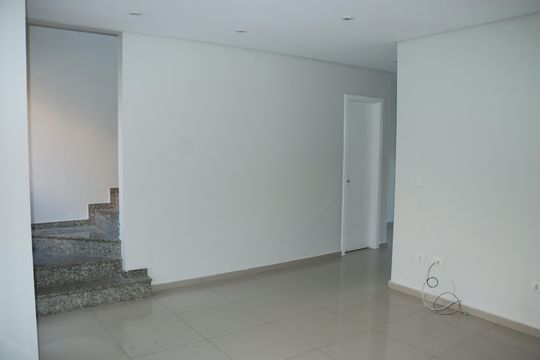 Casa de Condomínio para alugar com 3 quartos, 140m² em Jardim Rebelato, Cotia