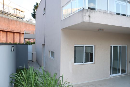 Casa de Condomínio para alugar com 3 quartos, 140m² em Jardim Rebelato, Cotia