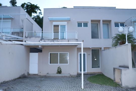 Fachada de casa de condomínio para alugar com 3 quartos, 202m² em Jardim Rebelato, Cotia