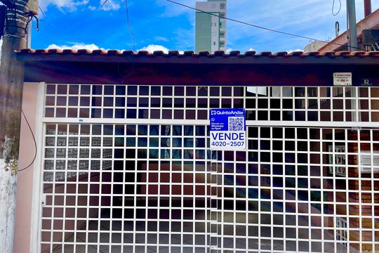 Placa instalada na fachada do imóvel  de casa à venda com 2 quartos, 118m² em Vila Galvão, Guarulhos