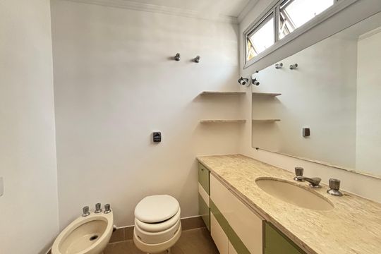 Banheiro da Suíte de apartamento para alugar com 3 quartos, 145m² em Indianópolis, São Paulo