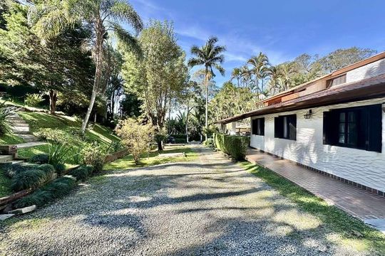 Casa de Condomínio para alugar com 3 quartos, 342m² em Algarve, Cotia