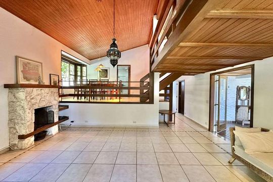 Casa de Condomínio para alugar com 3 quartos, 342m² em Algarve, Cotia