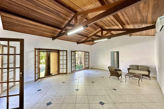 Casa de Condomínio para alugar com 3 quartos, 342m² em Algarve, Cotia