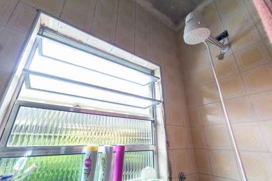 Banheiro de casa para alugar com 2 quartos, 80m² em Jardim Triana, São Paulo