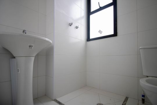 Banheiro de apartamento à venda com 2 quartos, 45m² em Vila Suzana, São Paulo