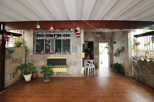 Garagem de casa à venda com 5 quartos, 181m² em Santa Teresinha, São Paulo